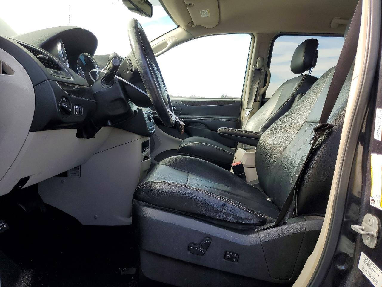 2014 Chrysler Town & Country Touring - Image 7