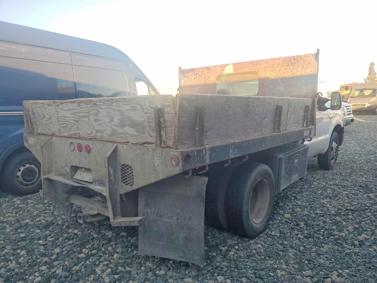 2005 Ford F350 Flatbed Truck - Image 3