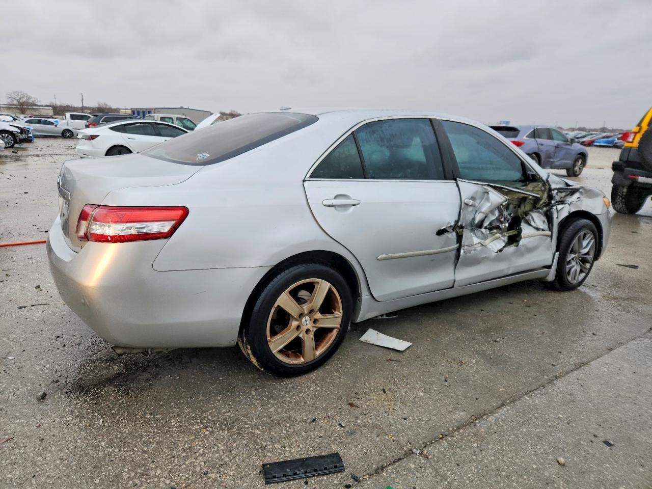 2010 Toyota Camry Le - Фото 3