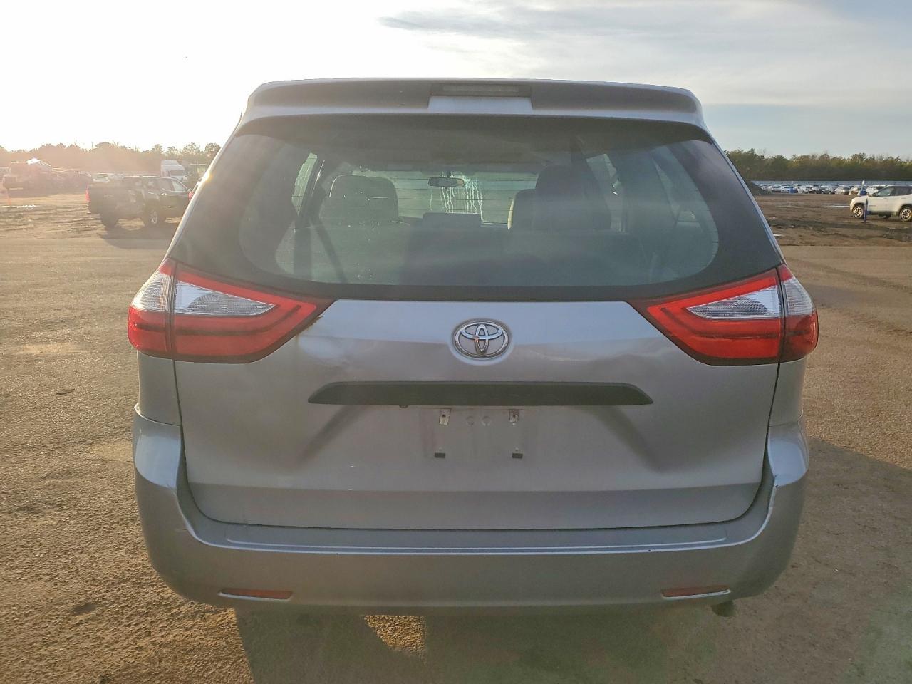 2015 Toyota Sienna - Image 6