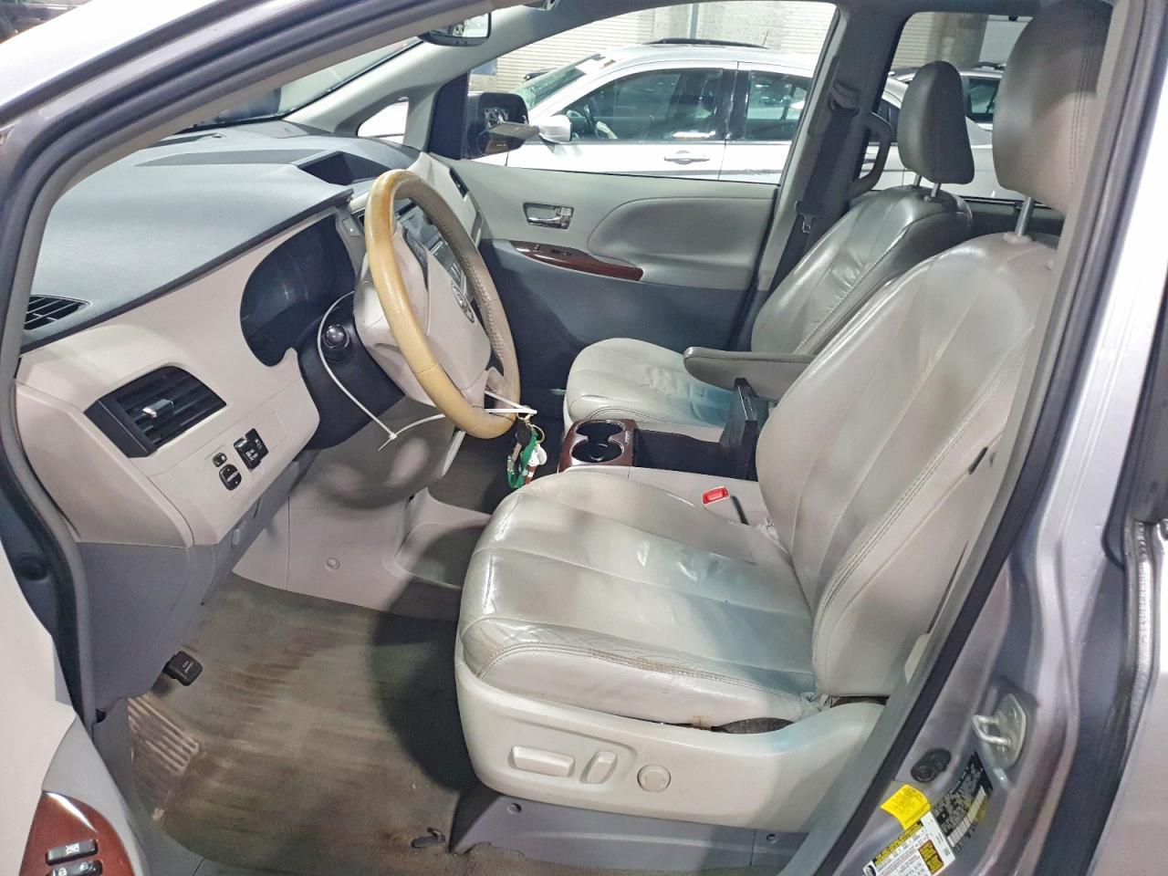 2012 Toyota Sienna Xle 8-Passenger - Фото 7