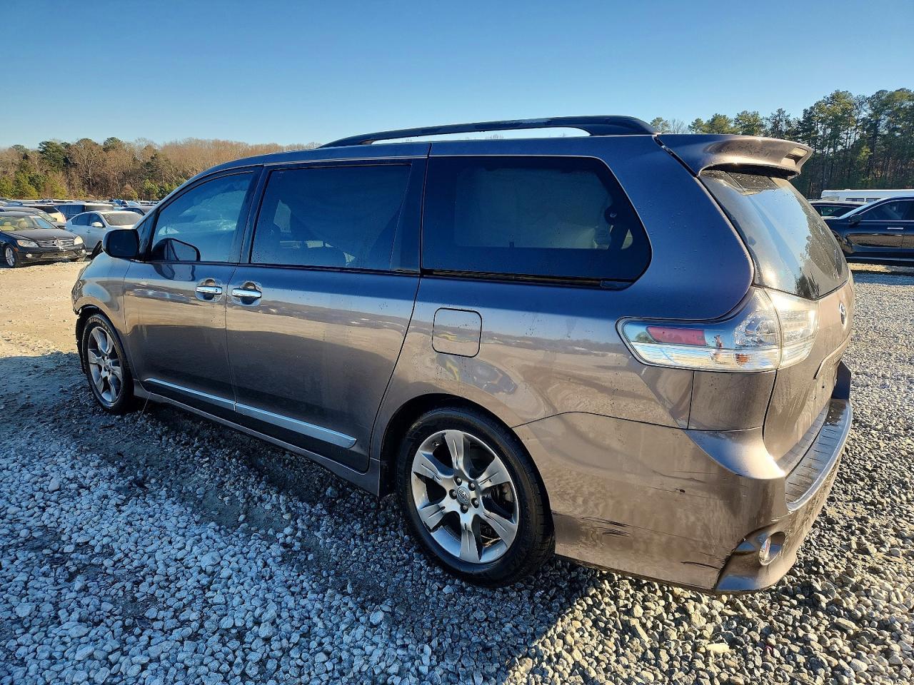 2013 Toyota Sienna Sport - Фото 2