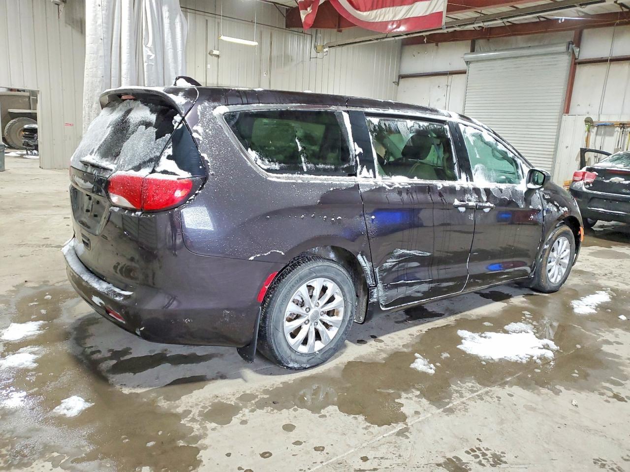 2017 Chrysler Pacifica Touring - Image 3