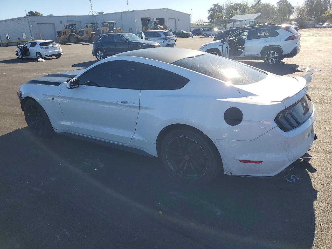 2017 Ford Mustang - Фото 2