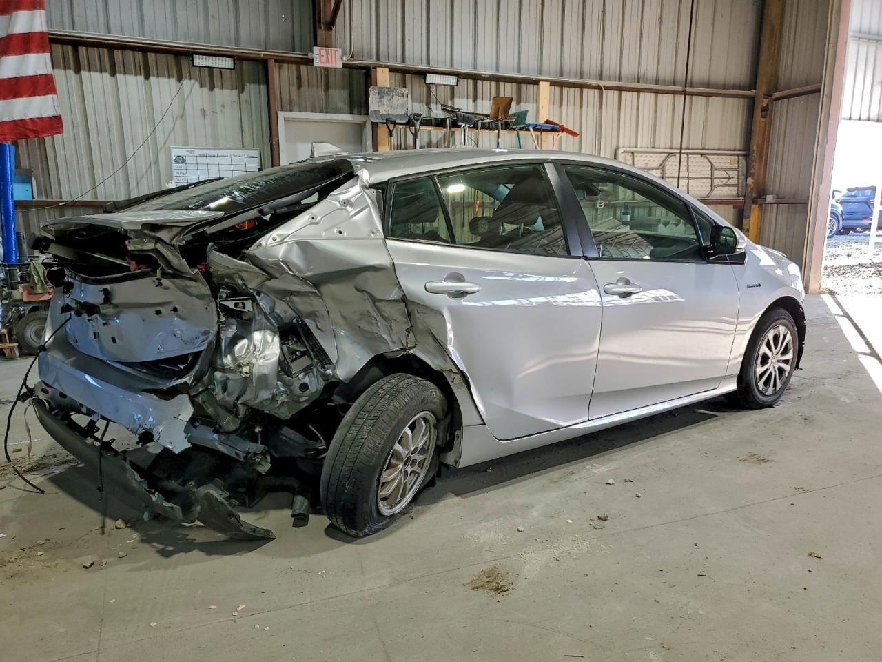 2020 Toyota Prius Le - Фото 3