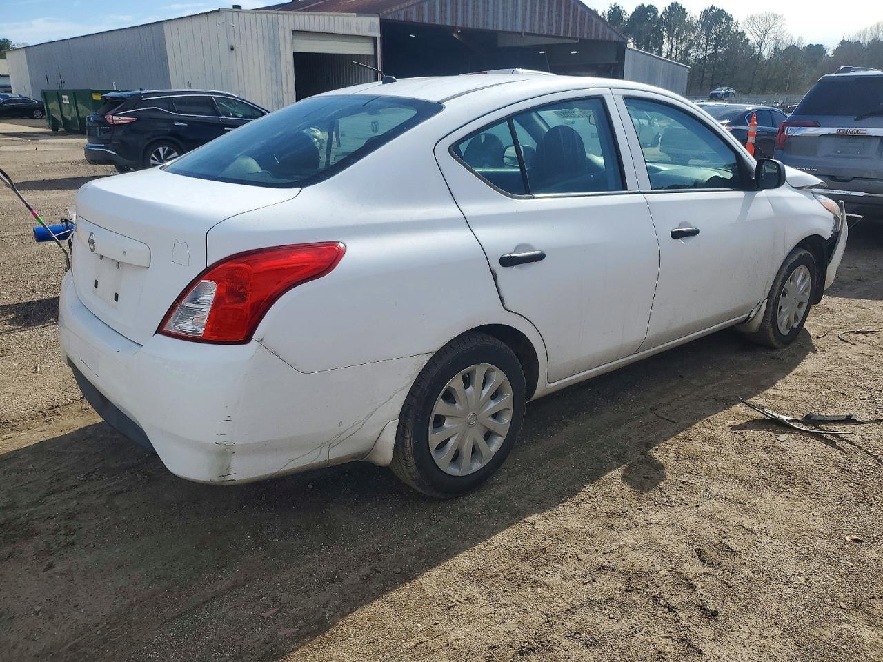 2015 Nissan Versa S - Фото 3