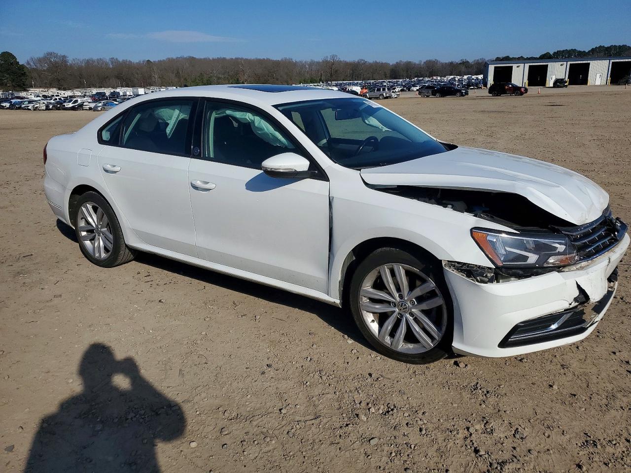 2019 Volkswagen Passat - Image 4