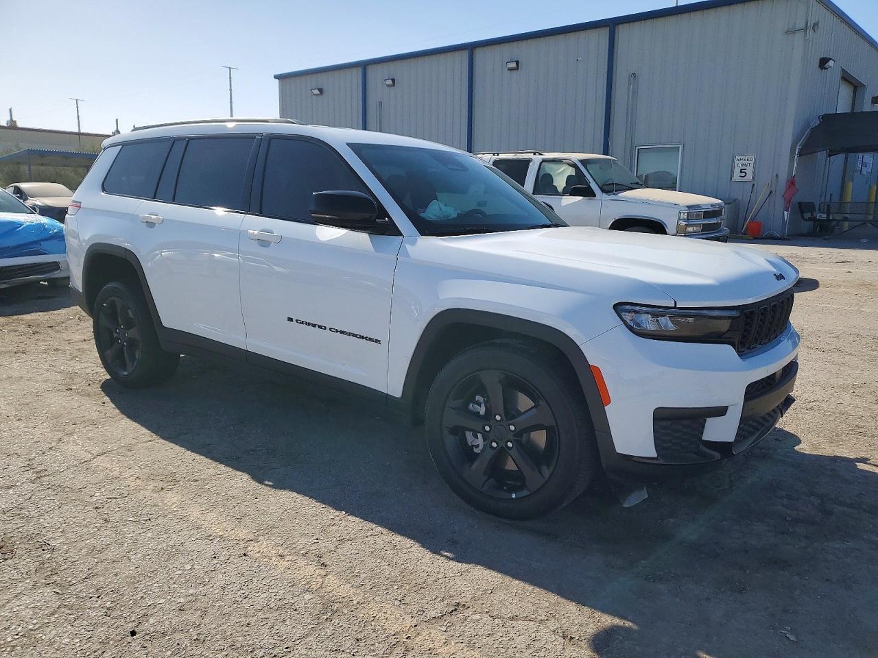 2025 Jeep Grand Cherokee L Laredo - Image 4