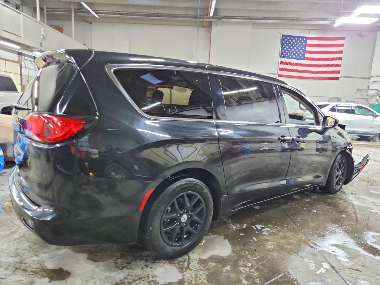 2023 Chrysler Voyager Lx - Фото 3