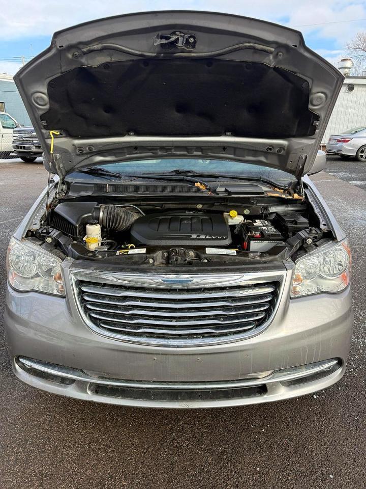 2013 Chrysler Town & Country Touring - Image 7