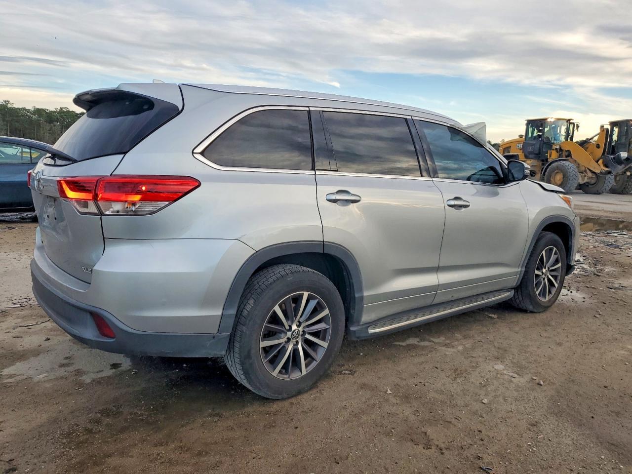 2017 Toyota Highlander Se - Фото 3