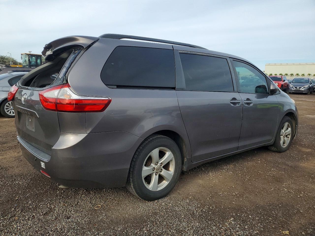 2015 Toyota Sienna - Image 3