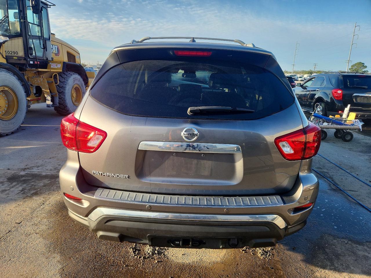 2017 Nissan Pathfinder S - Image 6