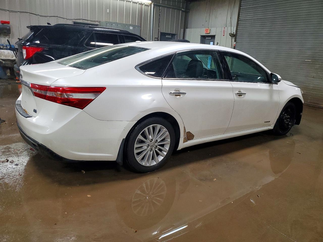2013 Toyota Avalon Hybrid Xle Touring - Image 3