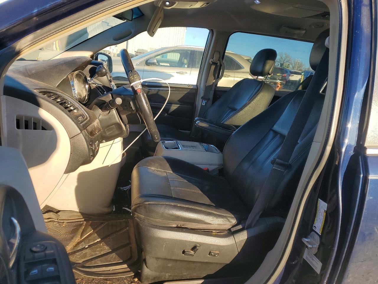 2015 Chrysler Town & Country Touring - Фото 7