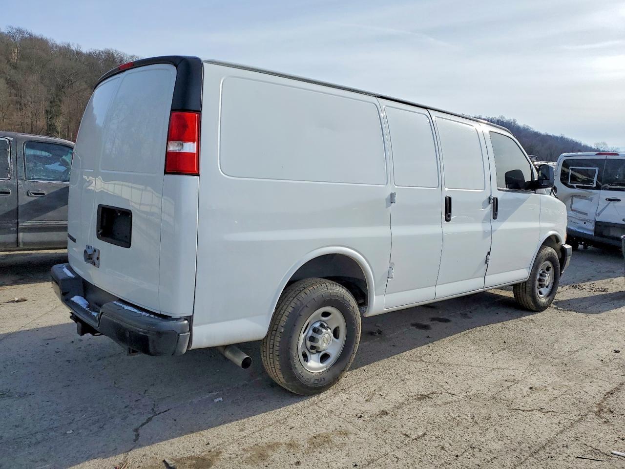 2021 Chevrolet Express G2500 - Фото 3