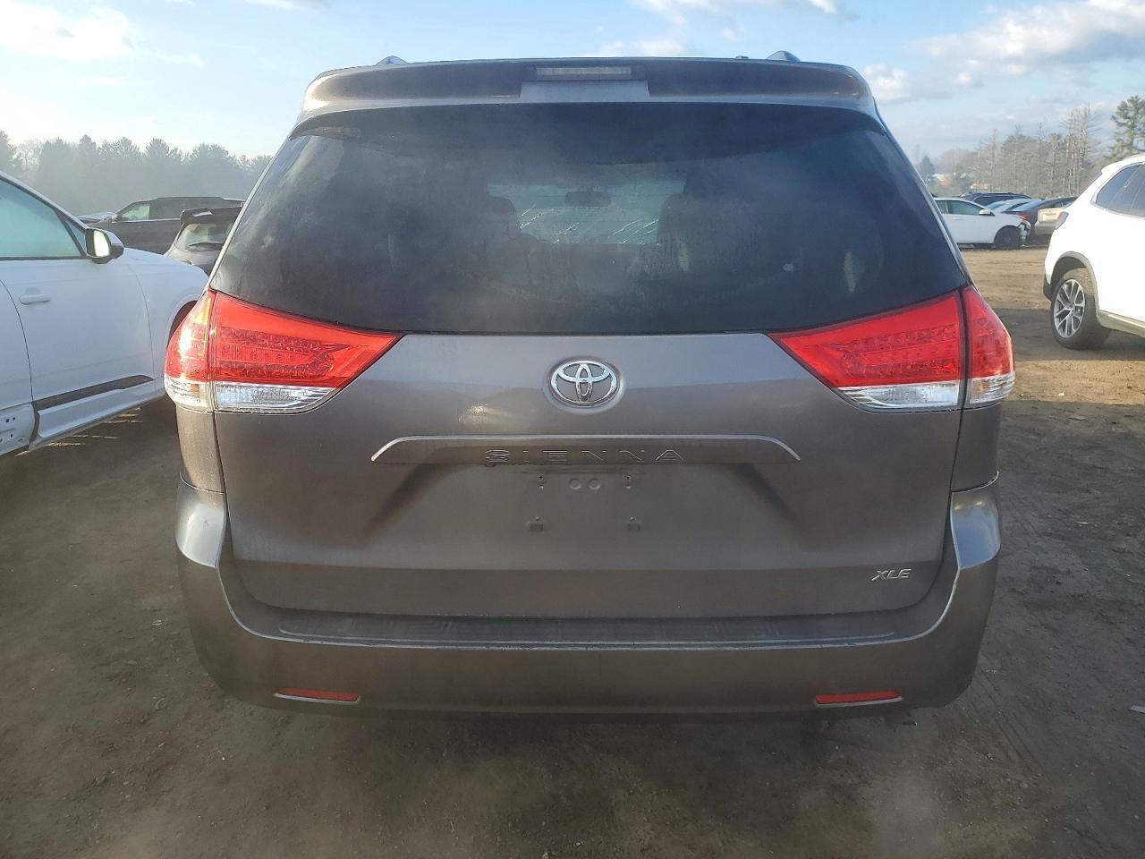2011 Toyota Sienna Xle - Фото 6