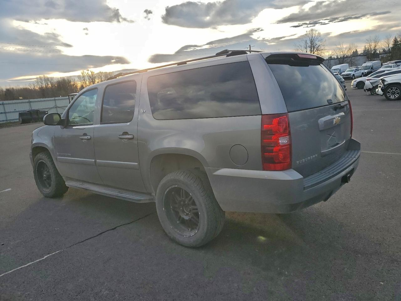 2007 Chevrolet Suburban K1500 - Image 2