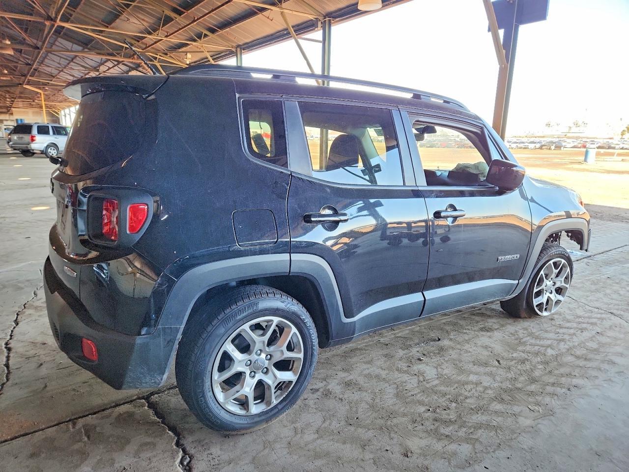 2017 Jeep Renegade Latitude - Image 3