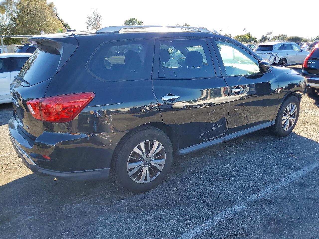 2018 Nissan Pathfinder S - Image 3