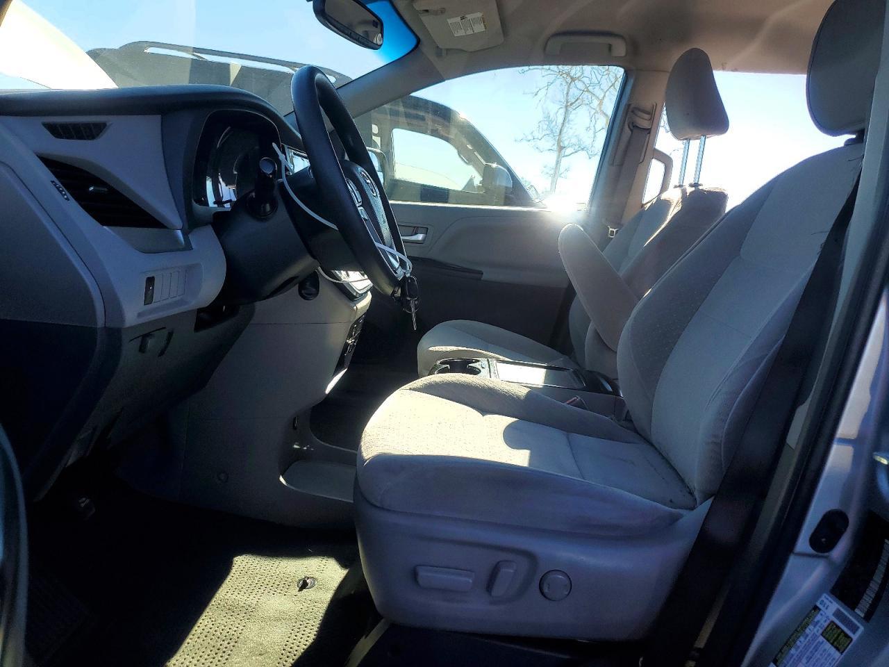 2017 Toyota Sienna Le - Фото 7