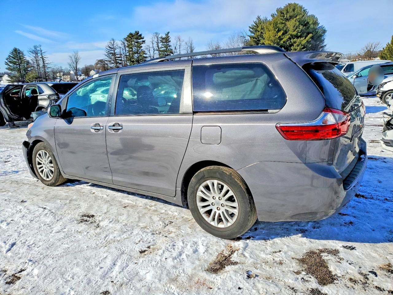 2017 Toyota Sienna - Image 2