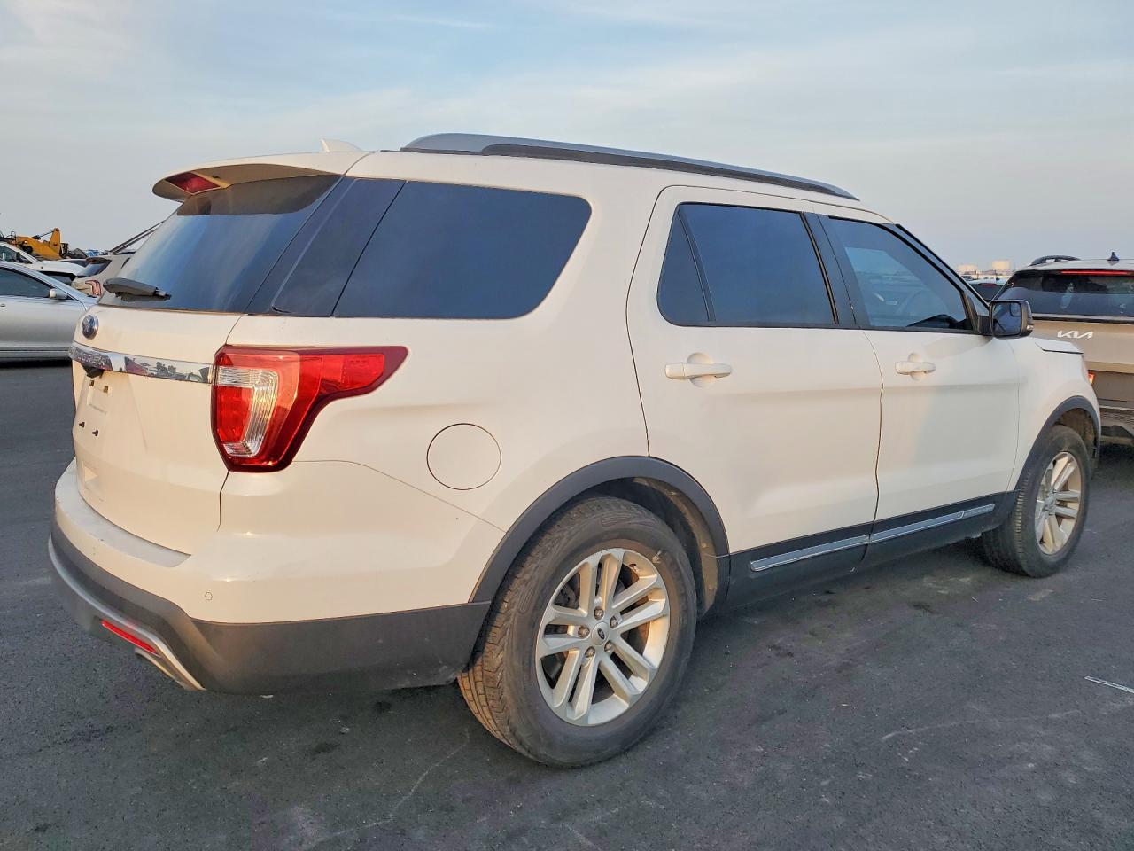 2017 Ford Explorer Xlt - Image 3