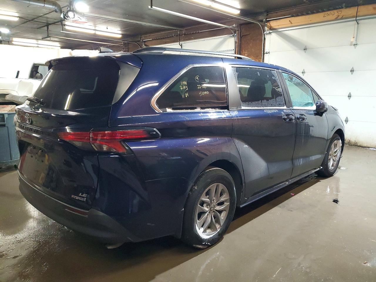 2022 Toyota Sienna Le - Фото 3