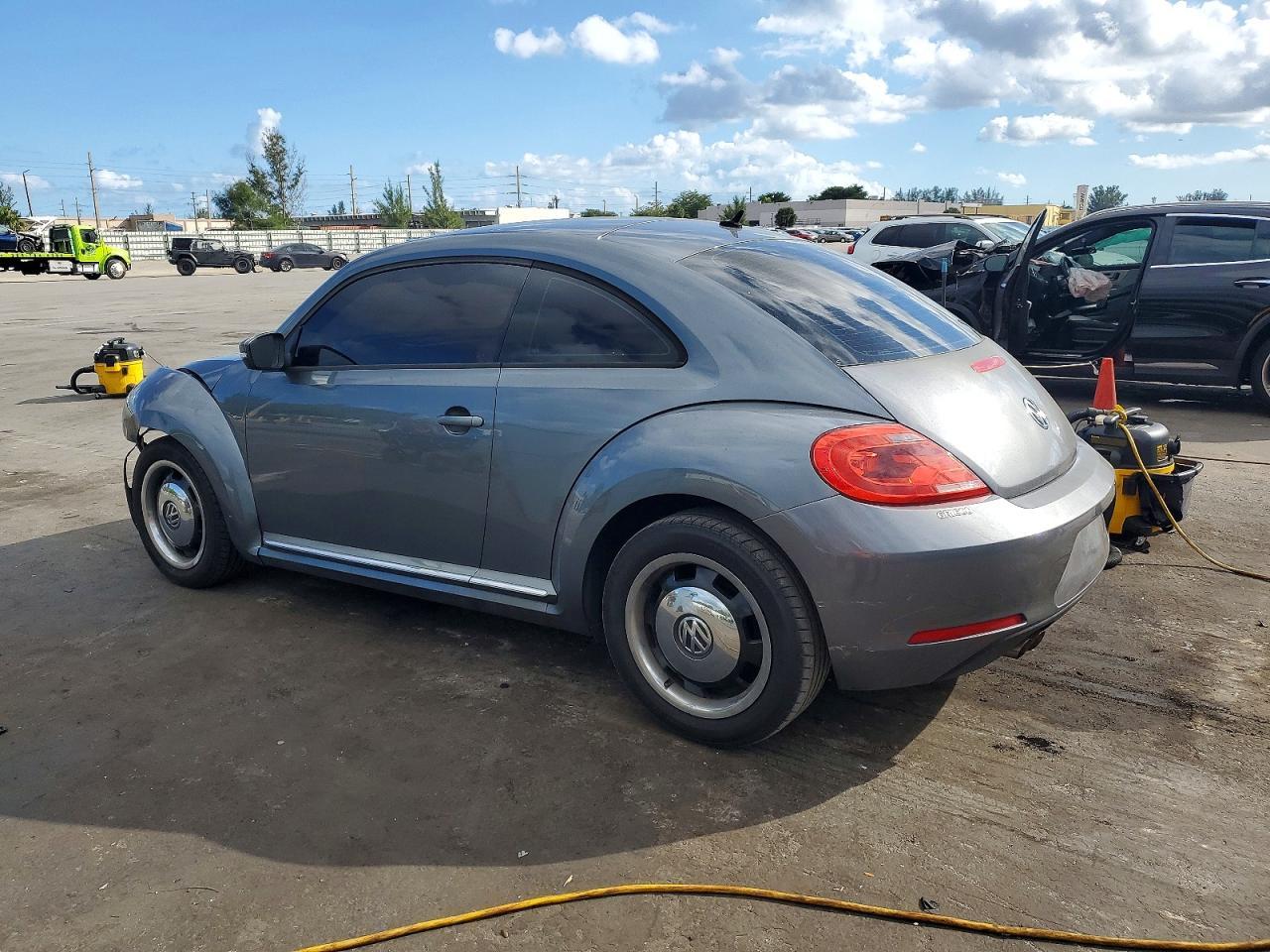 2012 Volkswagen Beetle - Фото 2