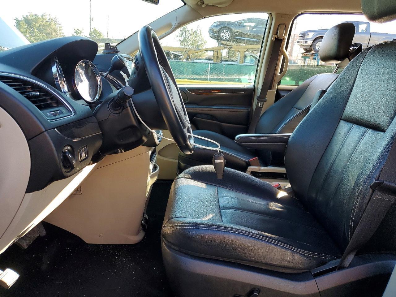 2016 Chrysler Town & Country Touring - Image 7