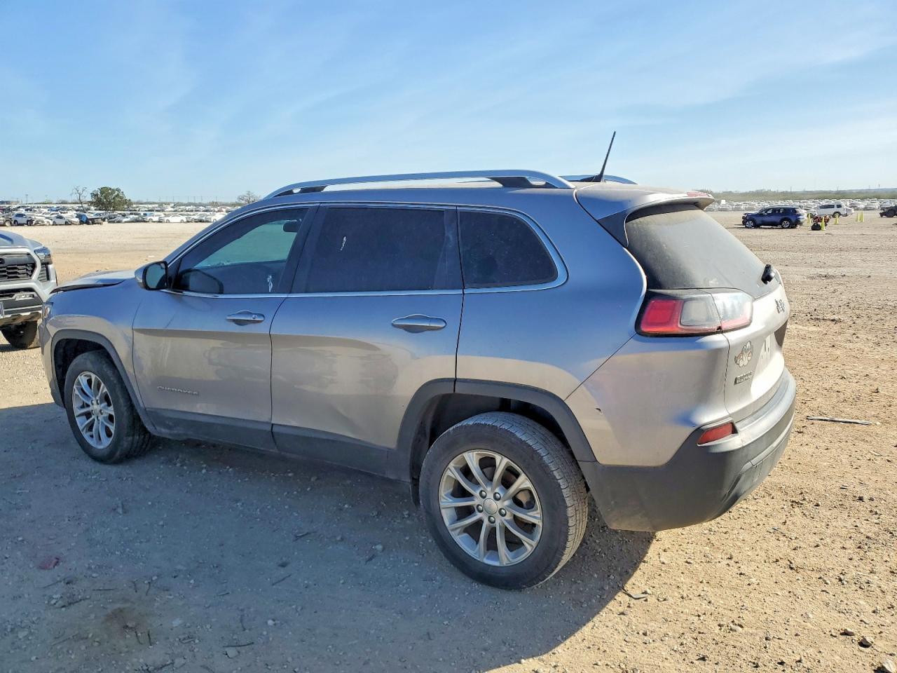 2019 Jeep Cherokee Latitude - Image 2