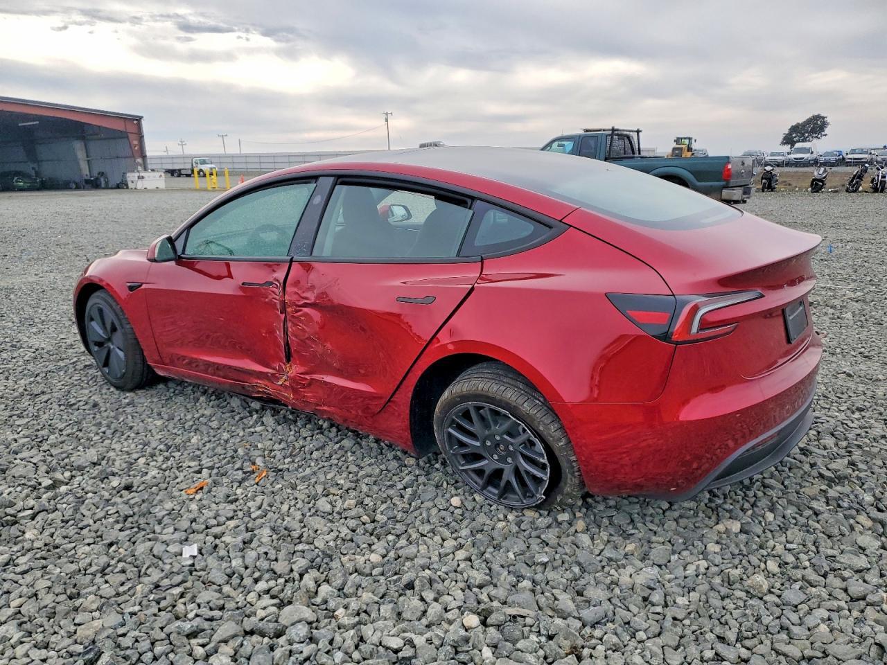 2025 Tesla Model 3 - Фото 2