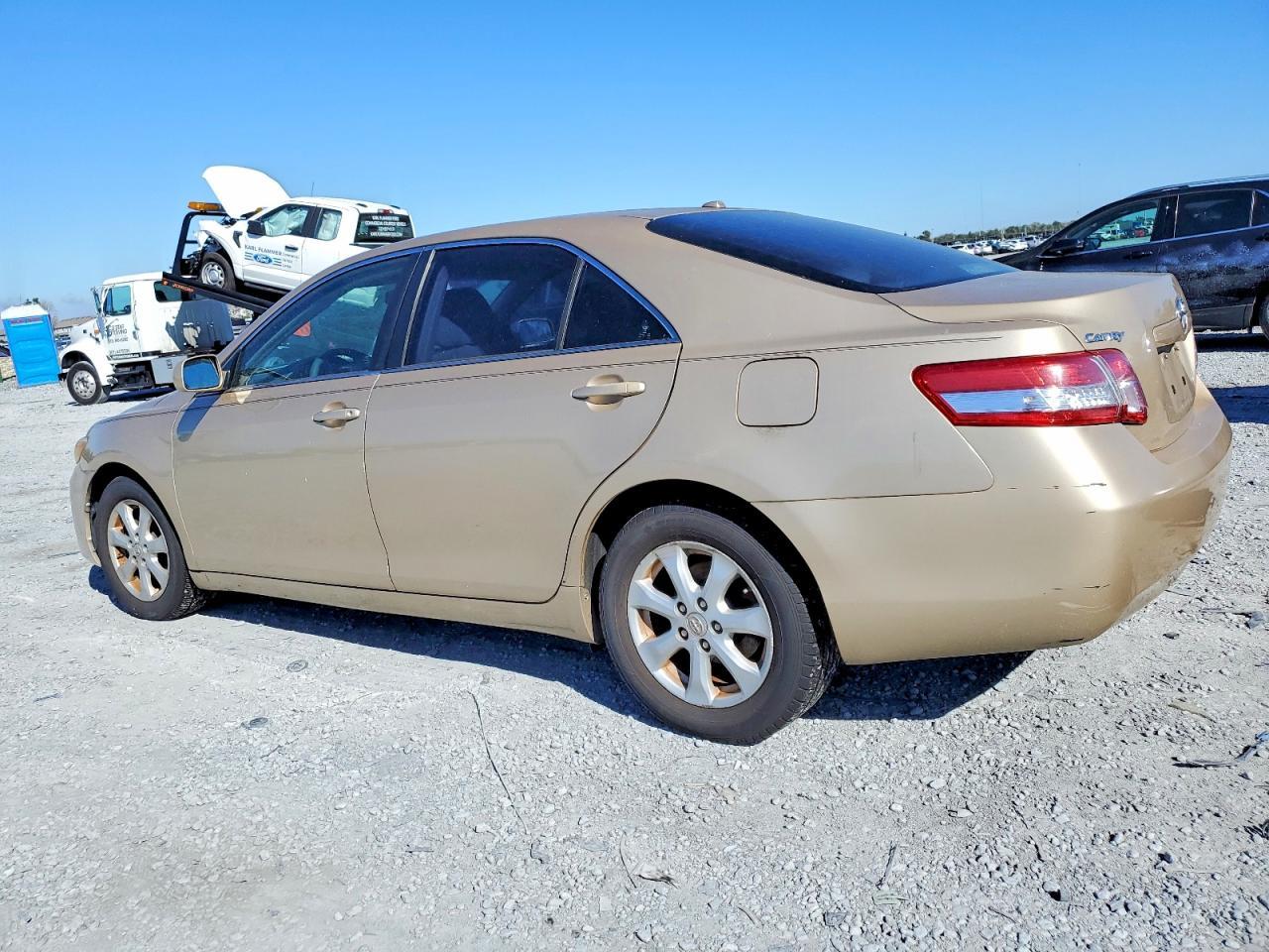 2011 Toyota Camry - Фото 2