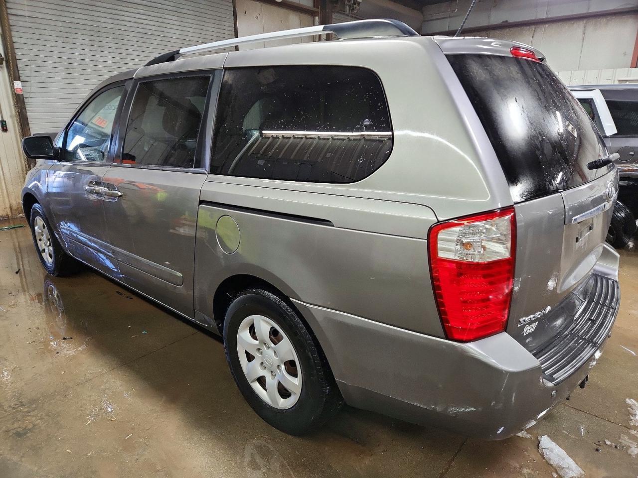 2010 Kia Sedona Lx - Фото 2