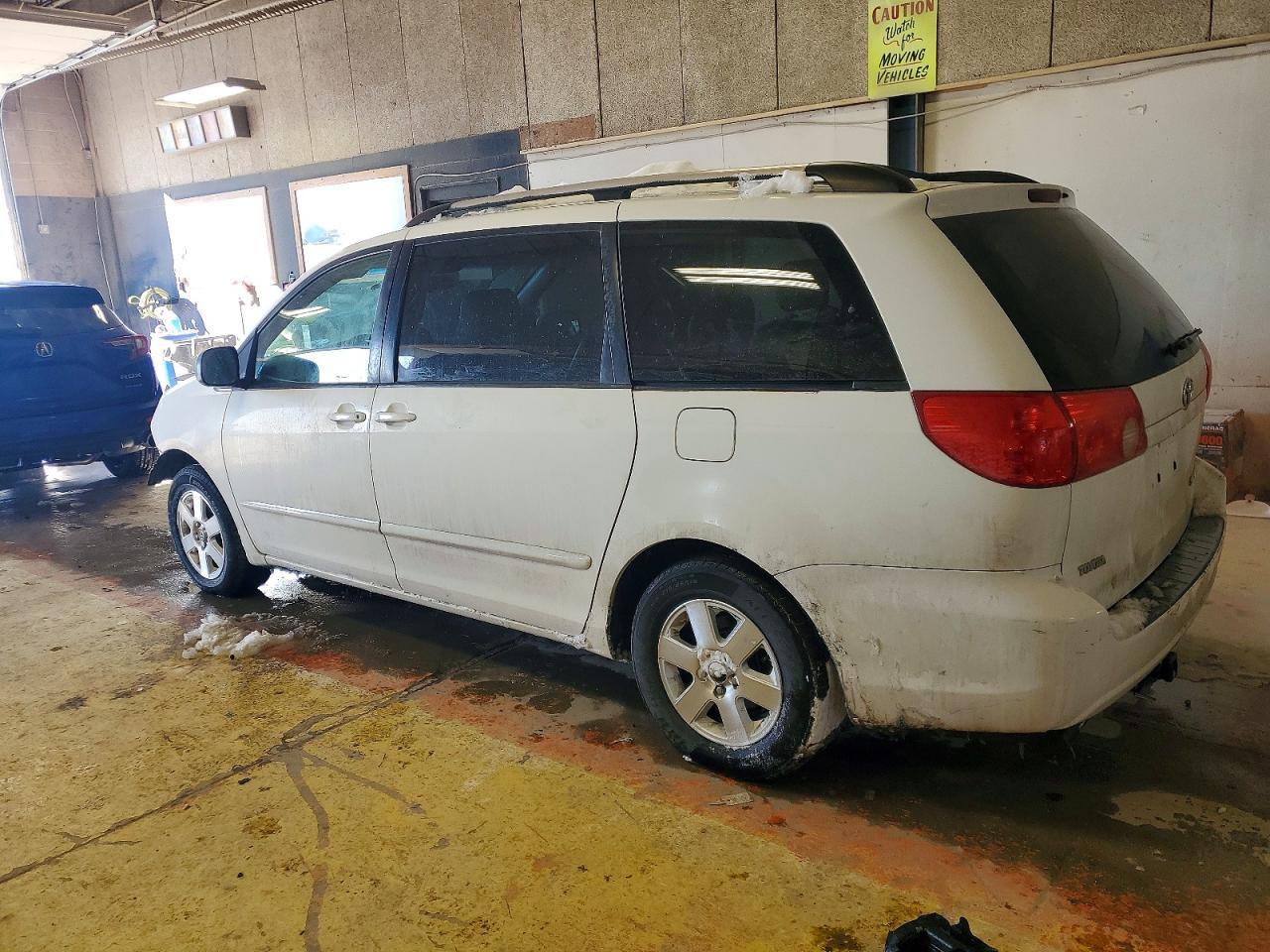 2008 Toyota Sienna Ce - Image 2