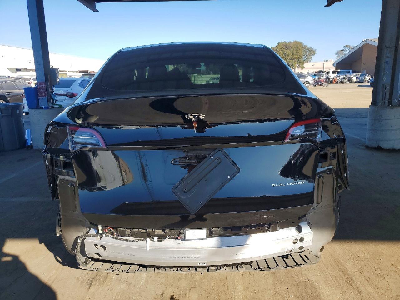 2025 Tesla Model Y - Фото 6