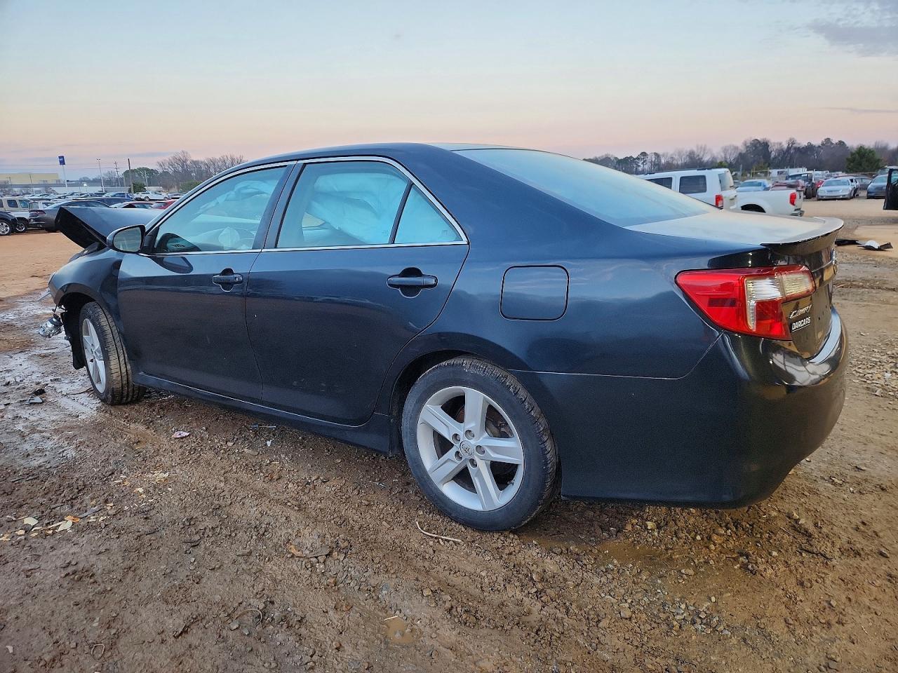 2014 Toyota Camry L - Фото 2
