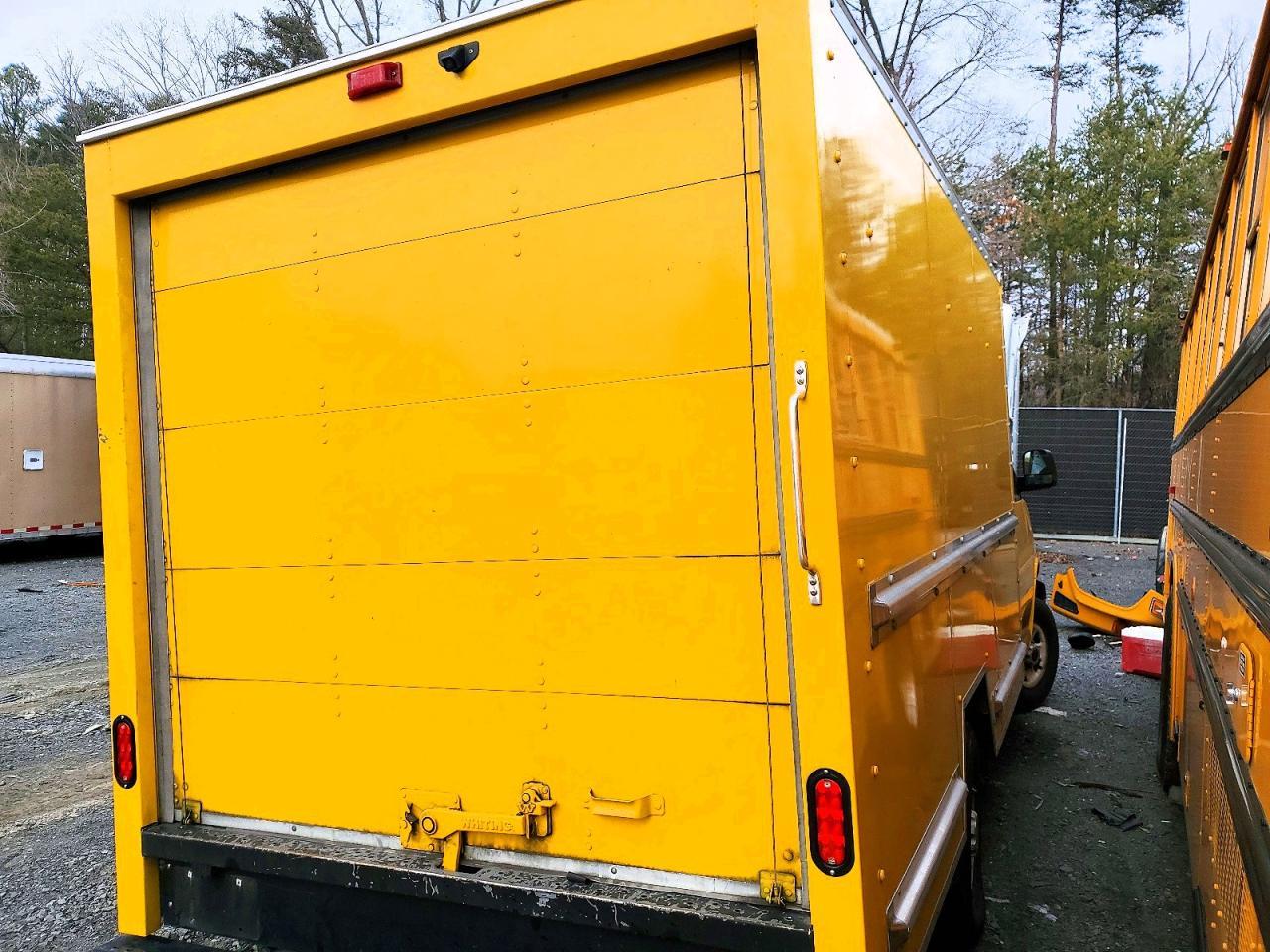 2022 GMC Savana G3500 - Box Truck *** Prior Fleet *** - Image 3