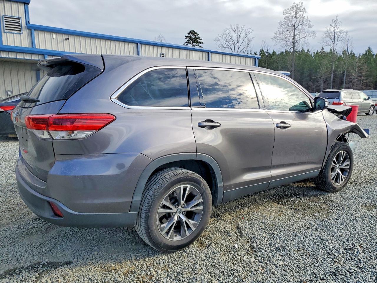 2019 Toyota Highlander Le - Image 3