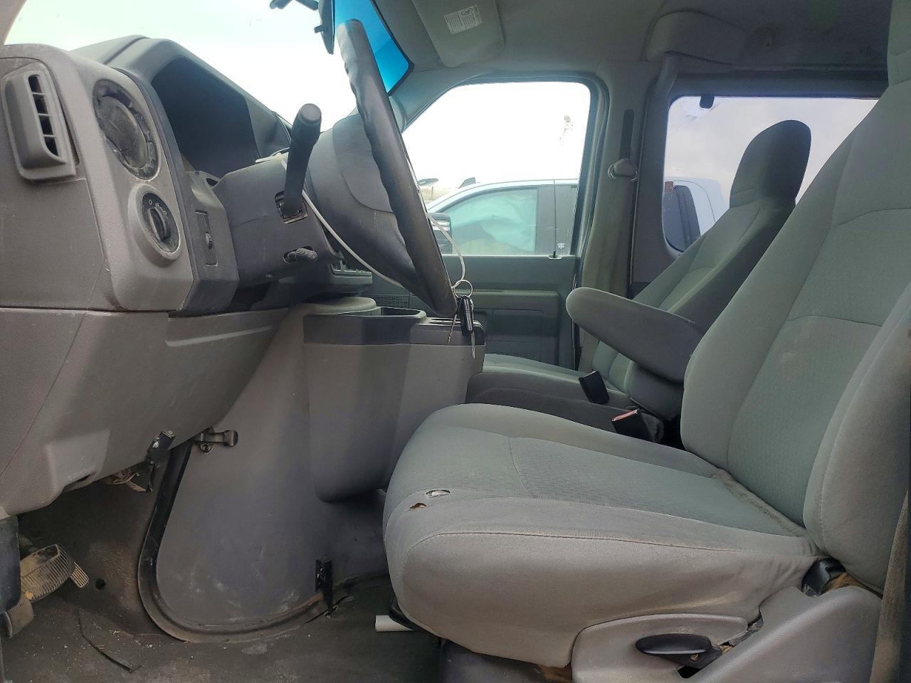 2009 Ford Econoline E350 Super Duty Wagon - Image 7