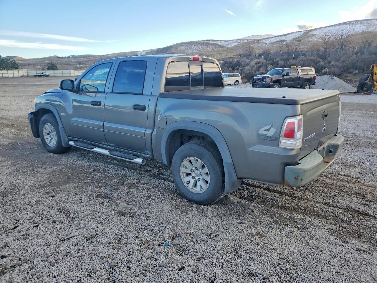 2006 Mitsubishi Raider - Фото 2