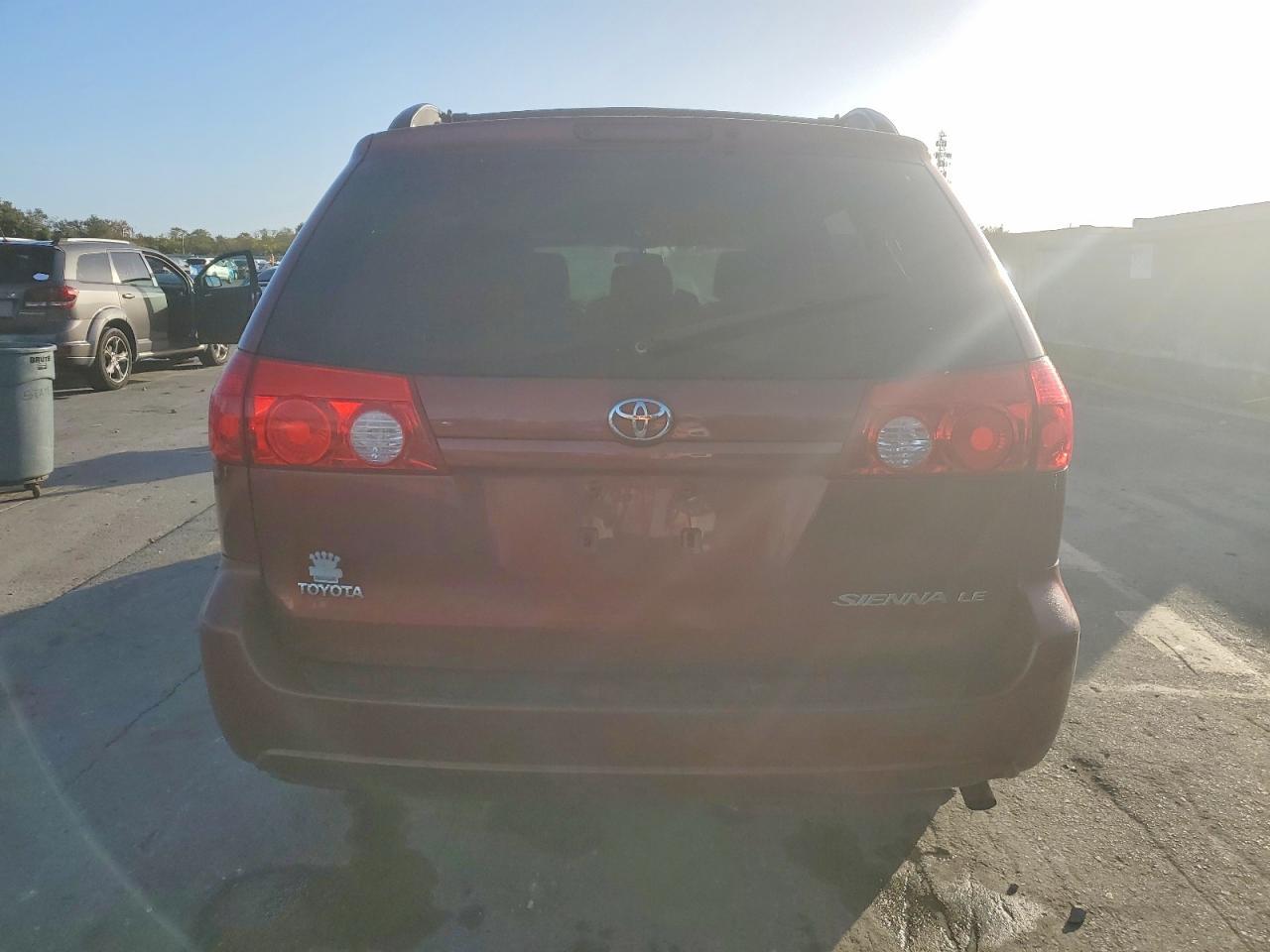 2010 Toyota Sienna Le 8-Passenger - Image 6