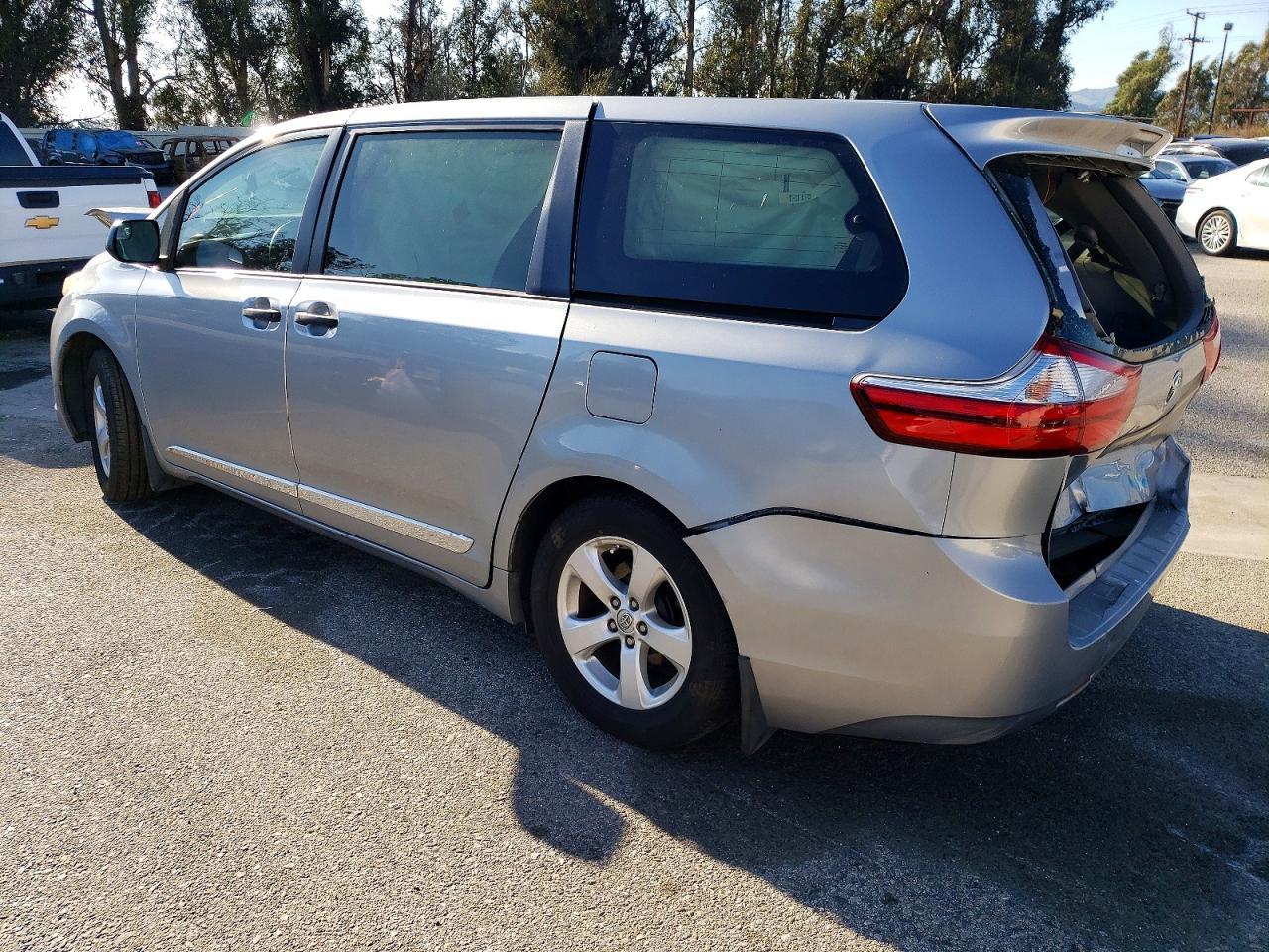 2016 Toyota Sienna - Фото 2