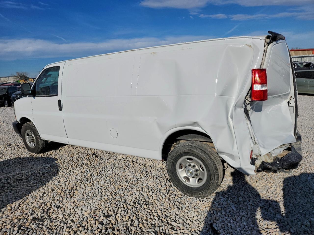 2022 Chevrolet Express G2500 - Фото 2