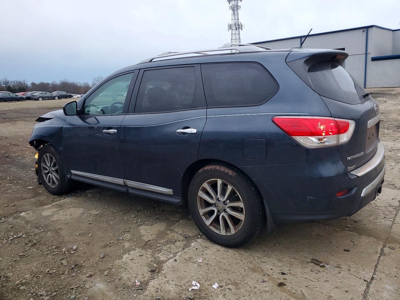 2016 Nissan Pathfinder S - Image 2