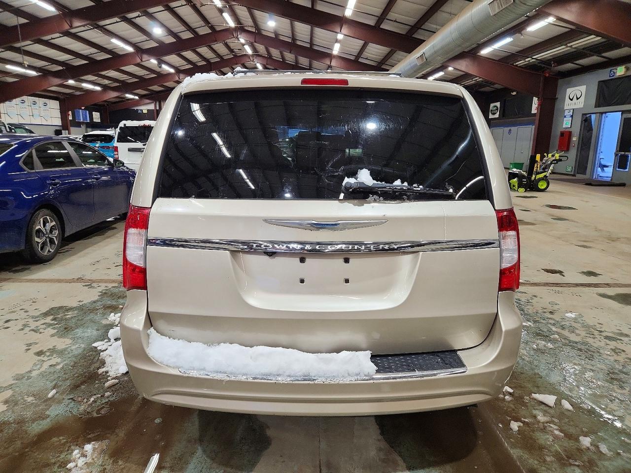 2013 Chrysler Town & Country Touring - Фото 6