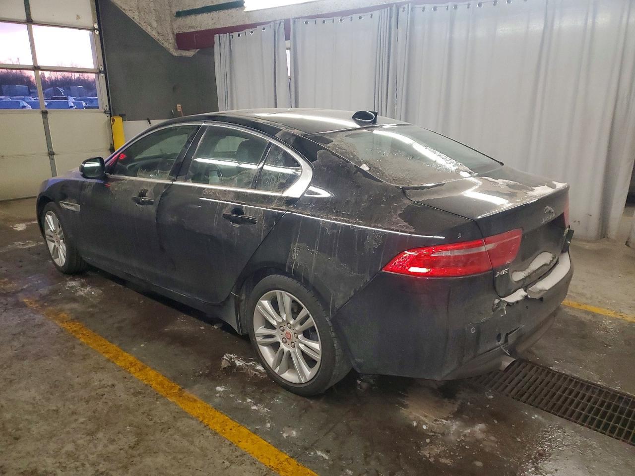 2019 Jaguar Xe Premium - Фото 2