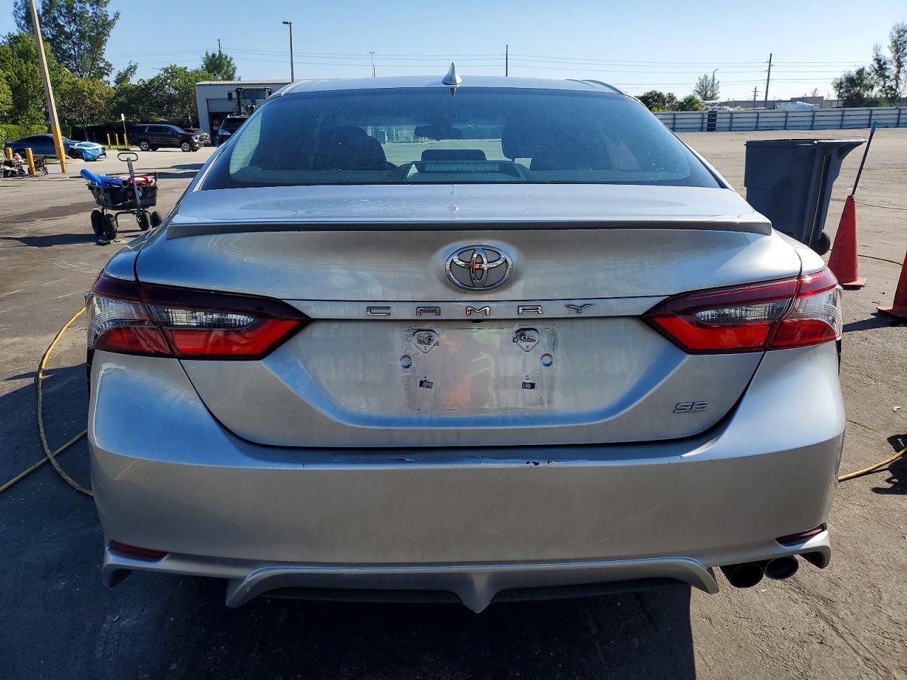 2022 Toyota Camry Se - Image 6