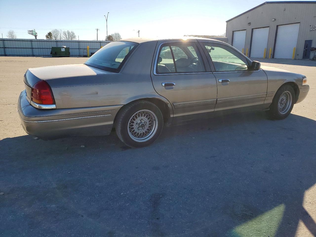 2001 Ford Crown Victoria Lx - Фото 3