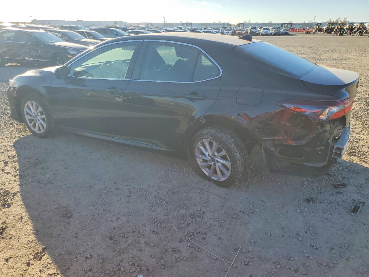 2022 Toyota Camry Le - Фото 2